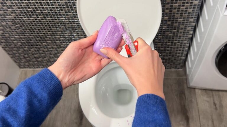 Cette astuce simple garde votre toilette propre et parfumée pendant deux semaines…